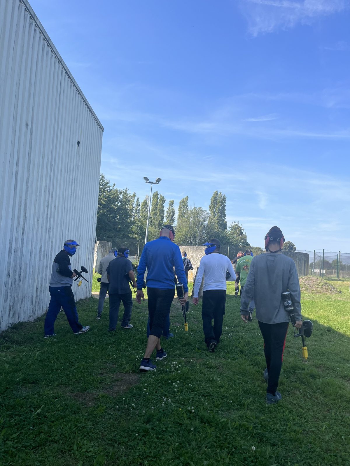 Deux joueurs en position derrière une palissade sur un terrain de paintball Team Square