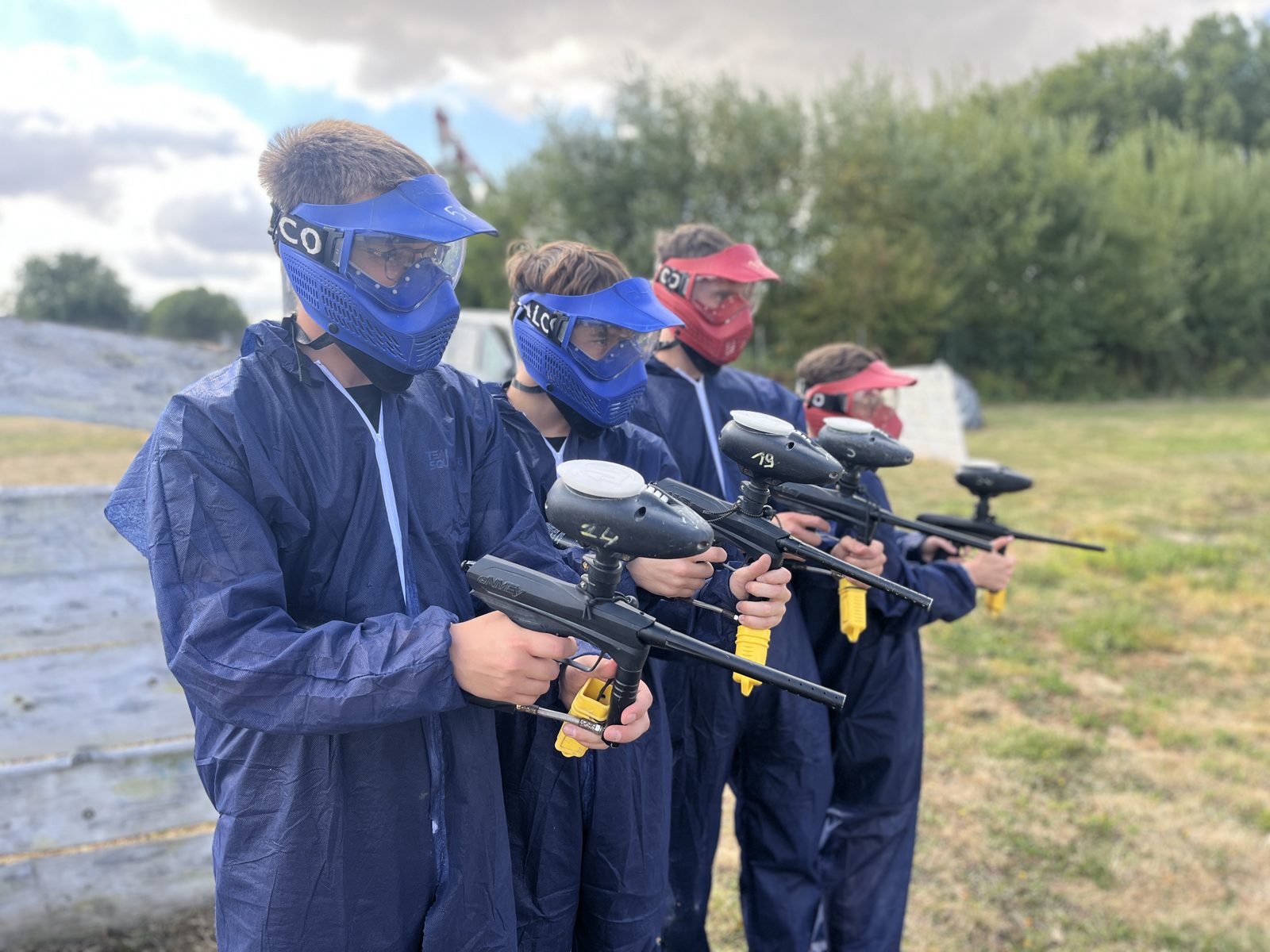 Une équipe de joueurs équipés avant d'entrer sur le terrain de paintball